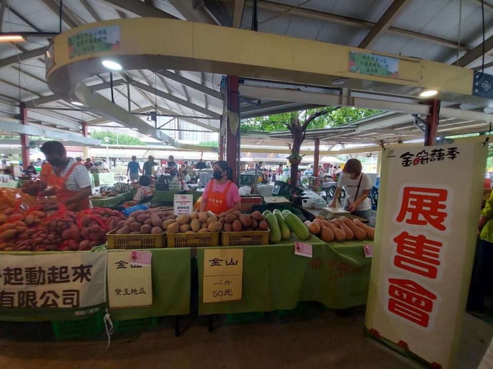 新北健康三寶甘藷市集展售會，希望廣場活動現場。（金山區公所提供）