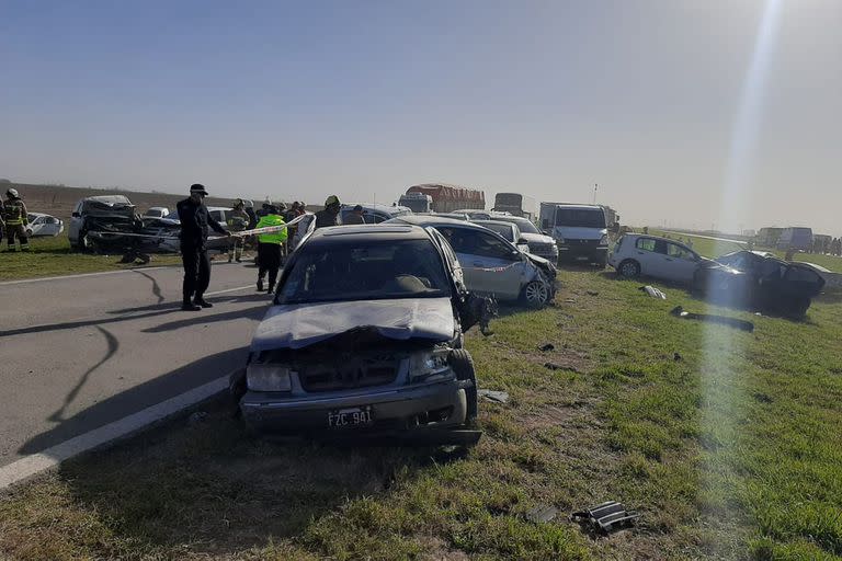 Un hombre de 65 años falleció y otras 17 personas sufrieron heridas tras un choque múltiple en la ruta provincial 13, entre Villa del Rosario y Luque, en el departamento cordobés de Río Segundo.