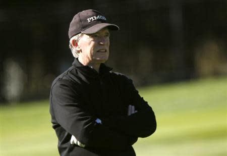 Pacific Investment Management (PIMCO) founder and co-chief investment officer Bill Gross plays golf on the first hole at Pebble Beach Golf Links before the start of the AT&T Pebble Beach Pro-Am in Pebble Beach, California, February 8, 2012. REUTERS/Robert Galbraith