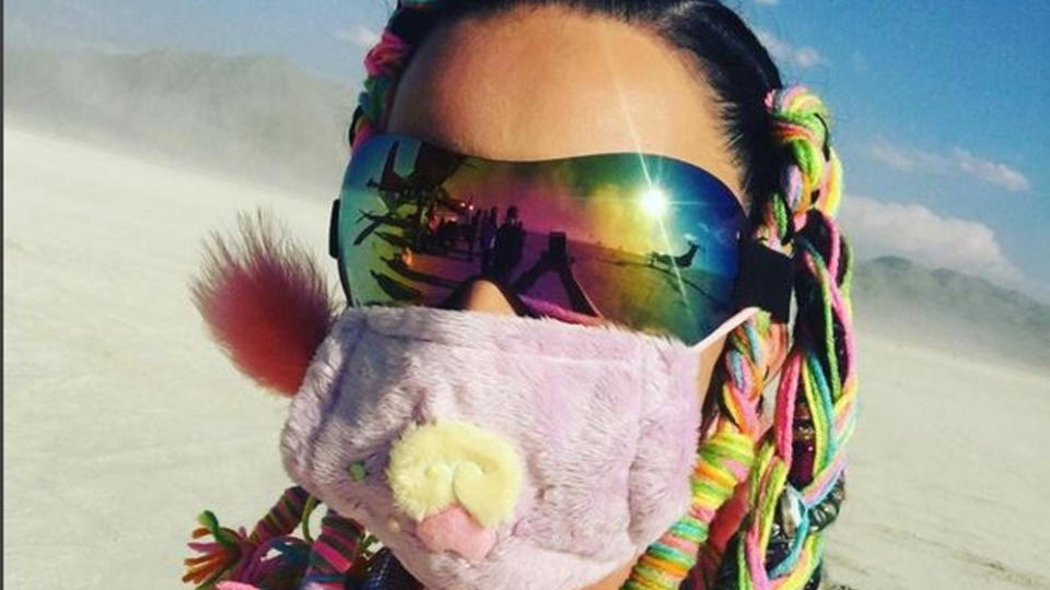 Inmitten von Hitze und Staub versprüht Katy Perry mit ihren "Burning Man Braids" gute Laune