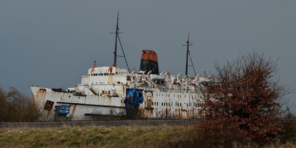  Ein ausgemustertes Kreuzfahrtschiff namens Duke of Lancaste ist am 27. März 2013 in der Nähe der Mostyn Docks in Nordwales zu sehen. - Copyright: Andrew Yates/AFP via Getty Images