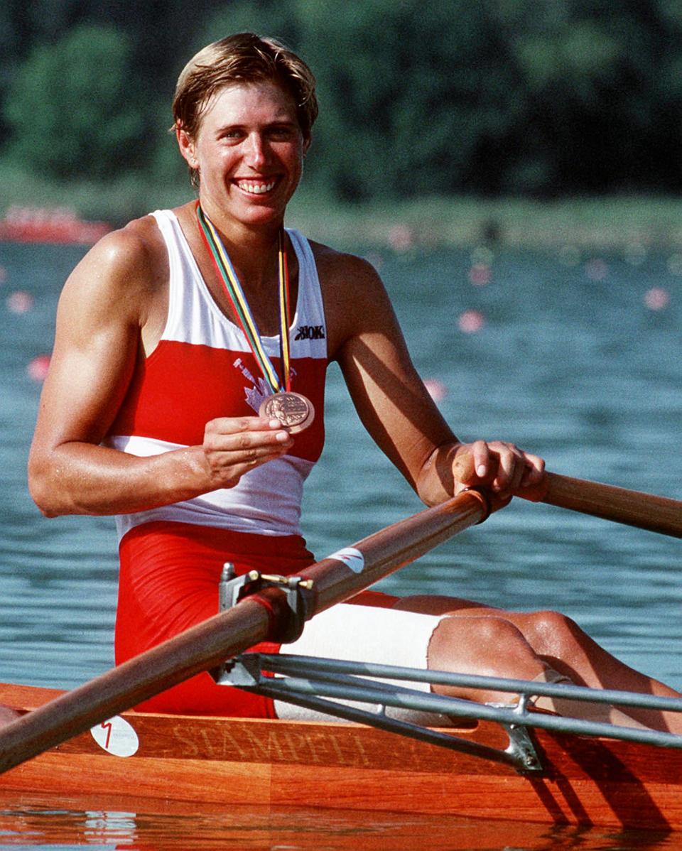 Canada's Silken Laumann celebrates her bronze medal win in the 1x rowing event at the 1992 Olympic games in Barcelona. (CP PHOTO/ COC/F.S. Grant) Silkan Laumann du Canada célèbre après avoir remporté une médaille de bronze en aviron aux Jeux olympiques de Barcelone de 1992. (PC Photo/AOC)