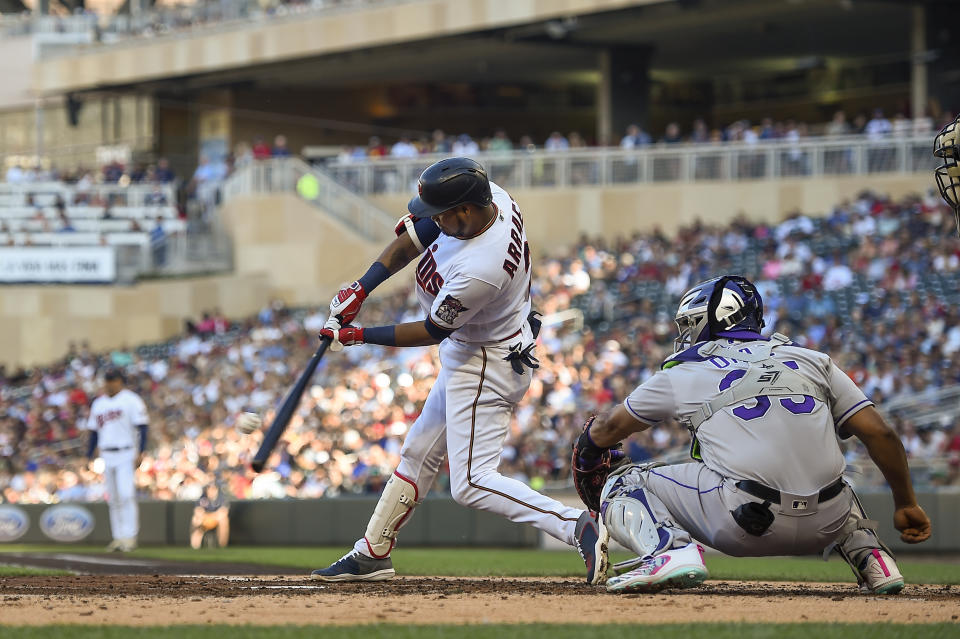 Luis Arráez de los Mellizos de Minnesota conecta un sencillo productor en la segunda entrada del duelo ante los Rockies de Colorado, el sábado 25 de junio de 2022, en Minneapolis. (AP Foto/Craig Lassig)