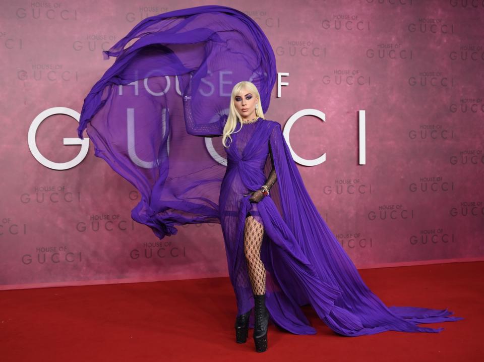Bei der Film-Premiere in London stahl Gaga mit einem extravaganten Outfit einmal mehr allen die Show. Sie trug ein violettes Kleid, das eng um ihren Hals abschloss. Deutlich freizügiger war die bodenlange Robe hingegen untenrum geschnitten. Fast bis zur Hüfte hochgeschlitzt, erlaubte das Kleid freie Sicht auf das Bein der Sängerin - das nur mit einem verführerischen Netzstrapsen bedeckt war. (Bild: Getty Images / Karwai Tang / WireImage)