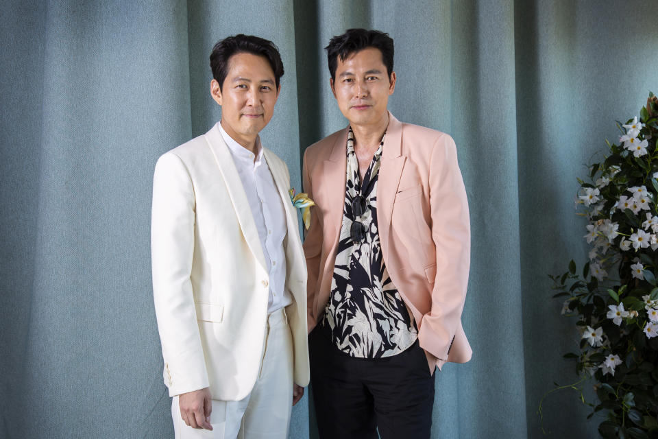 Lee Jung-jae, a la izquierda, y Jung Woo-sung posan con motivo del estreno de su película "Hunt" en el Festival de Cine de Cannes, el jueves 19 de mayo de 2022 en Cannes, Francia. (Foto por Joel Ryan/Invision/AP)