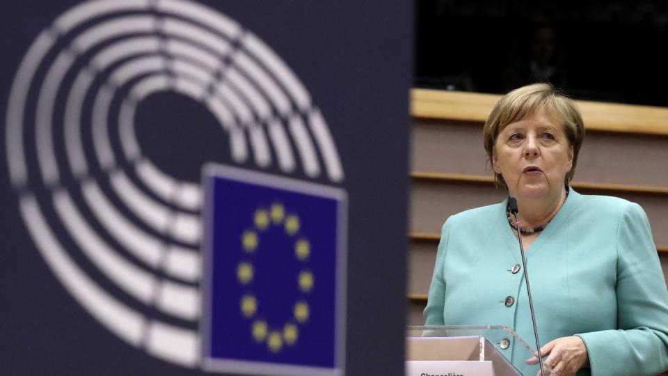 Bundeskanzlerin Angela Merkel (CDU) spricht im Plenum des Europäischen Parlaments. (Bild: dpa)