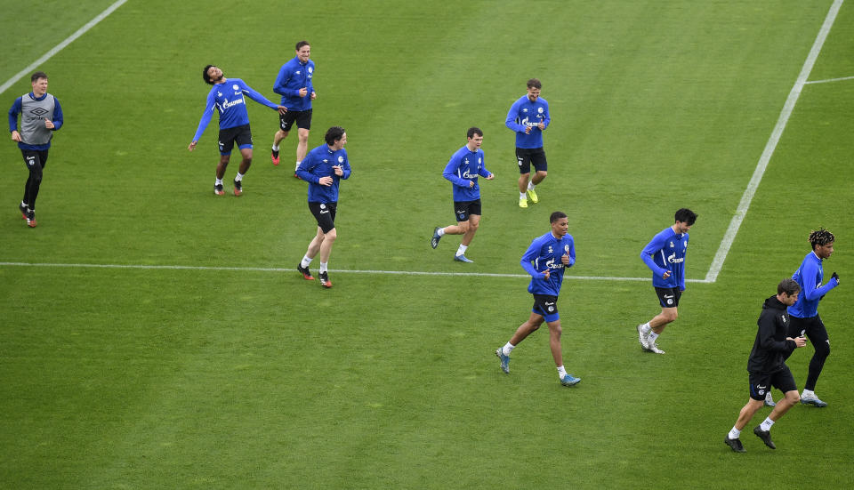 En foto de archivo del 29 de abril del 2020 jugadores del Schalke durante un entrenamiento en Gelsenkirchen, Alemania. (AP Foto/Martin Meissner)