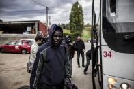 Peu avant 17h, un premier bus parti de Calais arrive à Chardonnay, en Saône-et-Loire. Dix migrants se rendent au Centre d’accueil et d’orientation (CAO) de la ville. Le véhicule repart ensuite pour déposer d’autres passagers dans un autre CAO à proximité. (AFP)