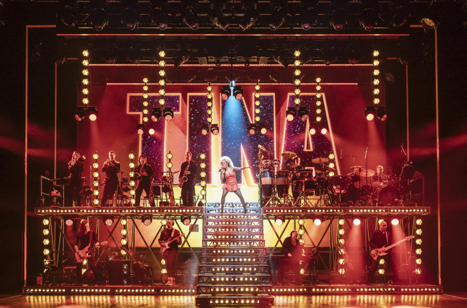 En esta imagen difundida por Polk & Co., Adrienne Warren en una escena de "Tina: The Tina Turner Musical". (Manuel Harlan/Polk & Co. vía AP)