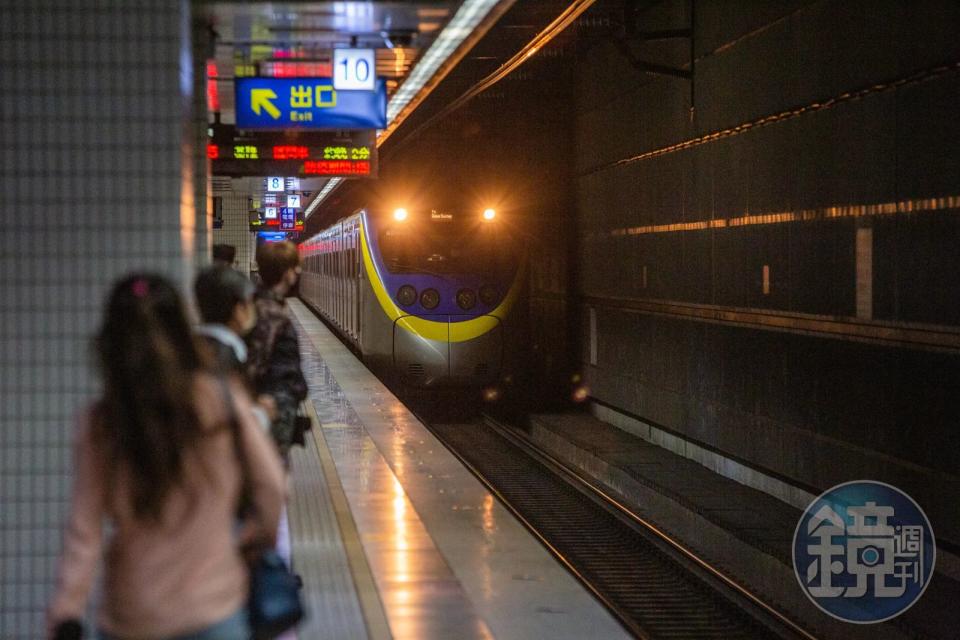 有民眾今於台鐵松山站，在列車將進站時把頭探出去，不慎遭列車撞擊身亡。（示意圖，本刊資料照）