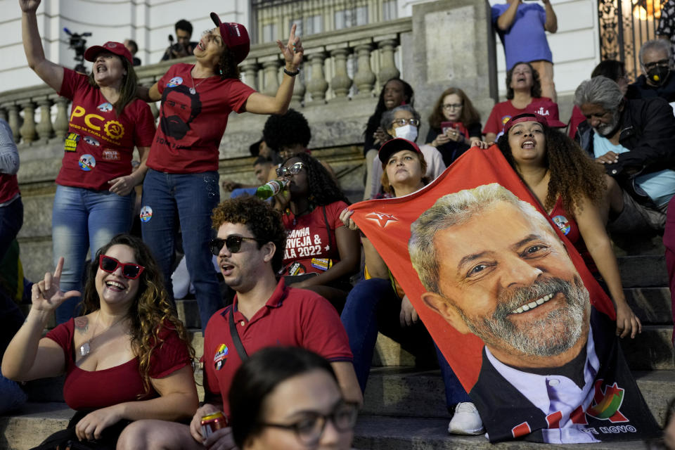 Seguidores del expresidente de Brasil Luiz Inacio Lula da Silva, quién nuevamente se postuló a la presidencia, aguardan los resultados de las elecciones generales en Sao Paulo, Brasil, el domingo 2 de octubre de 2022. (AP Foto/Matias Delacroix)