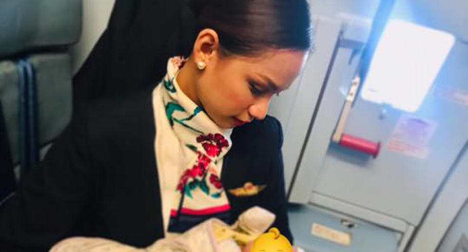 Diese Stewardess stillte das Baby eines Fluggastes (Bild: Facebook/Patrisha Organo)