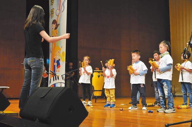 中華民國兒童慈善協會1日下午在桃園婦女館舉辦「聽見貝多芬聽損兒童音樂會」，59位聽損兒童，透過肢體律動、歌唱，並使用24項樂器，演奏出13首經典曲目。（賴佑維攝）
