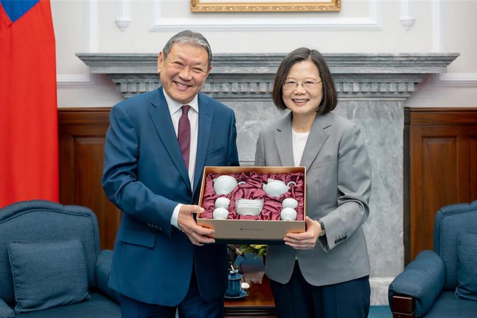 總統蔡英文2日接見由梁辛尼勛爵（Lord Leong）率領的「英國工黨國會議員訪團」。圖／總統府