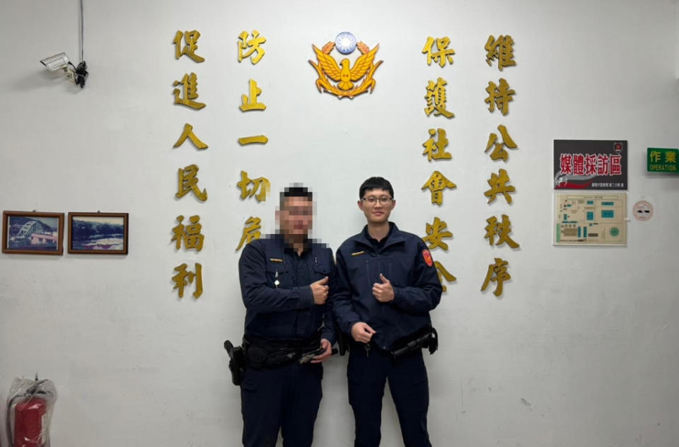 基隆市警三分局八堵分駐所24歲警員蘇昱鴻（右）在值班台值勤，竟遭1輛高速衝進分駐所小貨車撞死。   圖：基隆市警察局第三分局提供