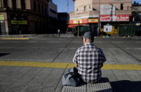 Un hombre espera en la parada de autobús en la estación Constitución de Buenos Aires, Argentina, el jueves 6 de abril de 2017. Una huelga nacional, la primera en la era del gobierno de Mauricio Macri, dejó sin servicio de transporte público a la población. (AP Foto/Natacha Pisarenko)