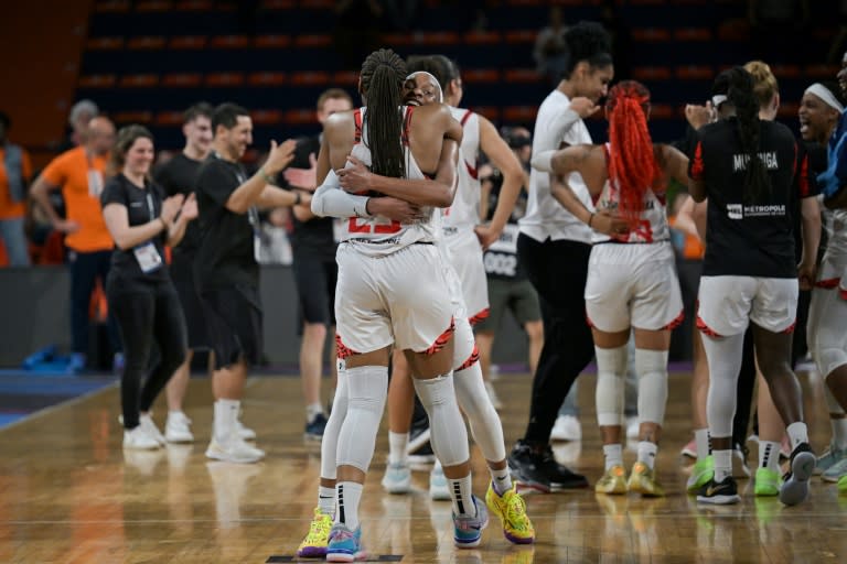 Le bonheur des joueuses de Villeneuve-d'Ascq à l'issue de leur succès sur l'USK Prague en Euroligue à Mersin, le 12 avril 2024 (OZAN KOSE)