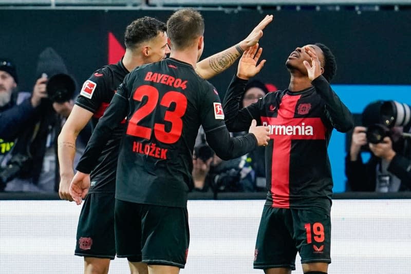 Leverkusen's Nathan Tella (R) celebrates scoring his side's second goal with teammates during the German Bundesliga soccer match between SV Darmstadt 98 and Bayer Leverkusen at the Merck-Stadion am Boellenfalltor. Uwe Anspach/dpa