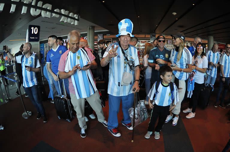 A los 82 años, El Tula llegó a Qatar para vivir su decimotercera Copa del Mundo