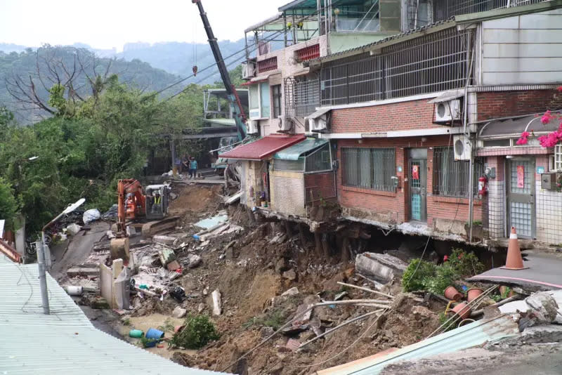 ▲花蓮發生規模7.2地震，強震導致新店雙城里地基掏空。（圖／記者陳明中攝）