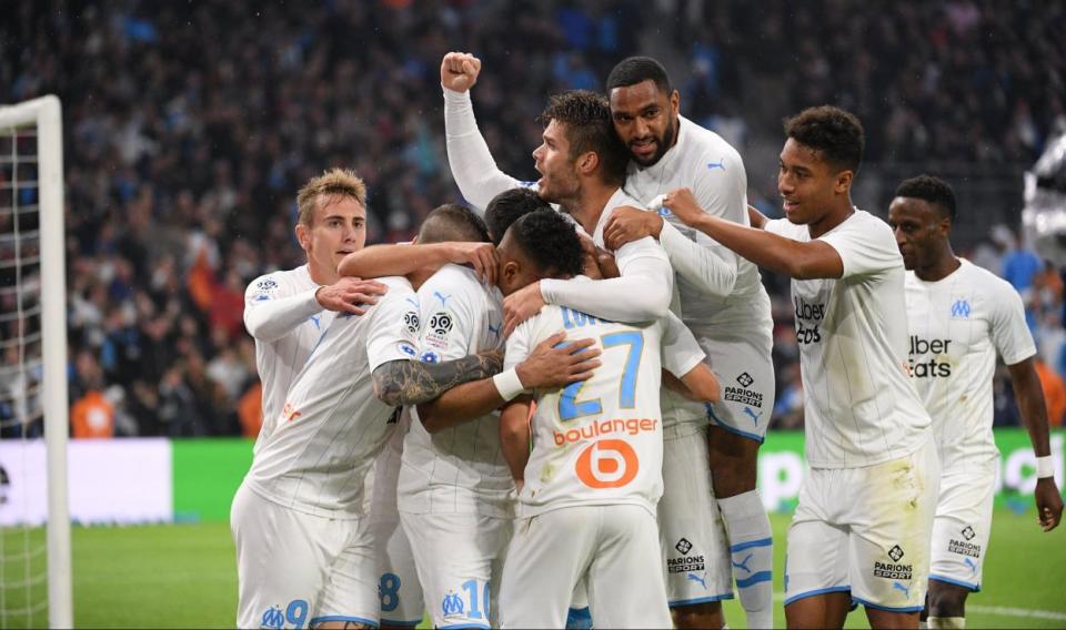 C’est fini ! Après cinq minutes de temps additionnel irrespirables, l’OM s’impose à domicile, et met fin à cinq années sans victoires contre Lyon. Le Vélodrome explose littéralement. Auteurs d’un match courageux et discipliné, et guidés par un grand Dimitri Payet, les Marseillais s’emparent de la 2è place du championnat. L’OL, de son côté, reste scotché à la 14è place du championnat.