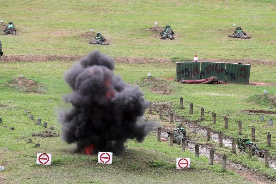 ▲入伍生不畏懼TNT炸藥爆破聲響與塵土飛揚，快速匍匐前進勇往直前。（圖／記者<a class="link " href="https://tw.news.yahoo.com/tag/莊全成" data-i13n="sec:content-canvas;subsec:anchor_text;elm:context_link" data-ylk="slk:莊全成;sec:content-canvas;subsec:anchor_text;elm:context_link;itc:0">莊全成</a>翻攝）