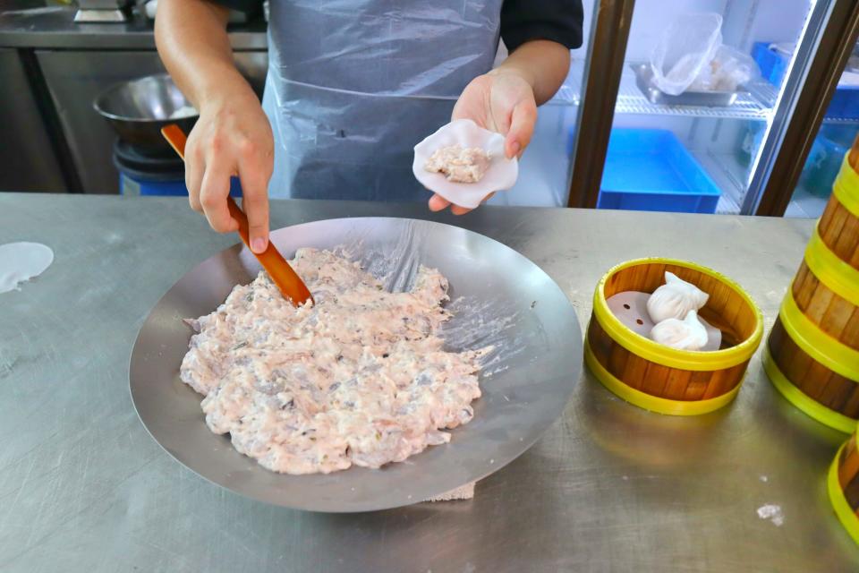 Five Star HK-Style Handmade Dimsum - making har kau