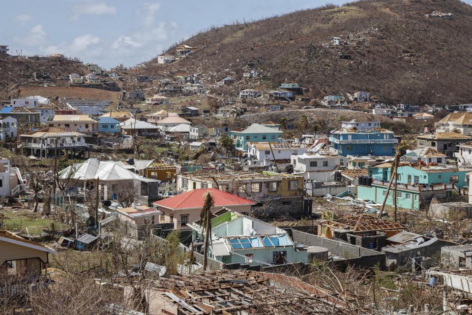 Casas dañadas por el paso del huracán Beryl, el jueves 4 de julio de 2024, en Clifton, en la isla de la Unión, en San Vicente y las Granadinas. (AP Foto/Lucanus Ollivierre)