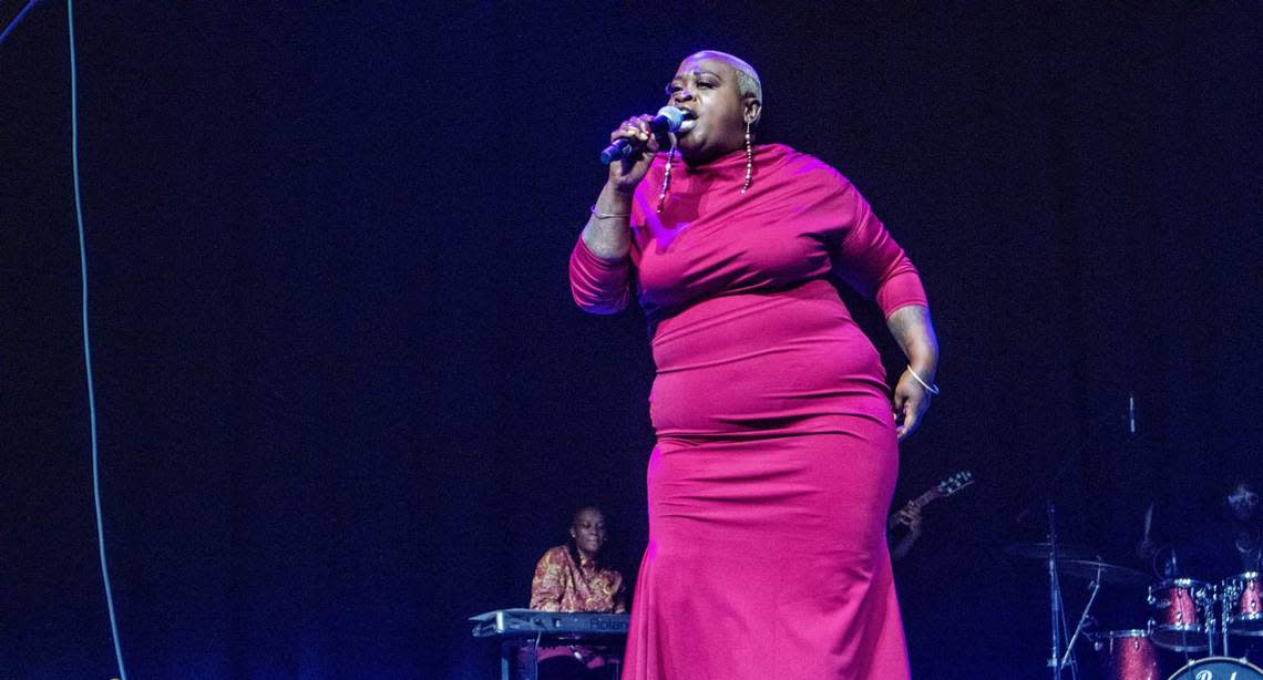 Singer Kim Keys delivers a soulful performance at Kansas City People’s Choice Awards.