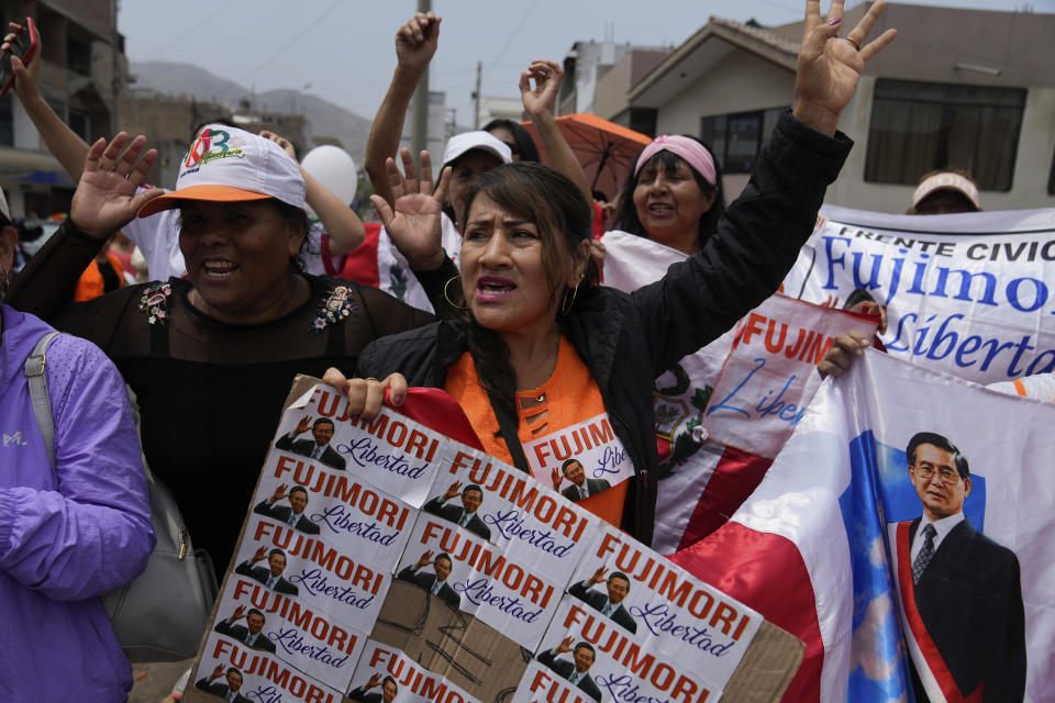 Los partidarios del expresidente de Perú Alberto Fujimori esperan su liberación de prisión en Callao, Perú, el miércoles 6 de diciembre de 2023. (AP Foto/Martín Mejía)