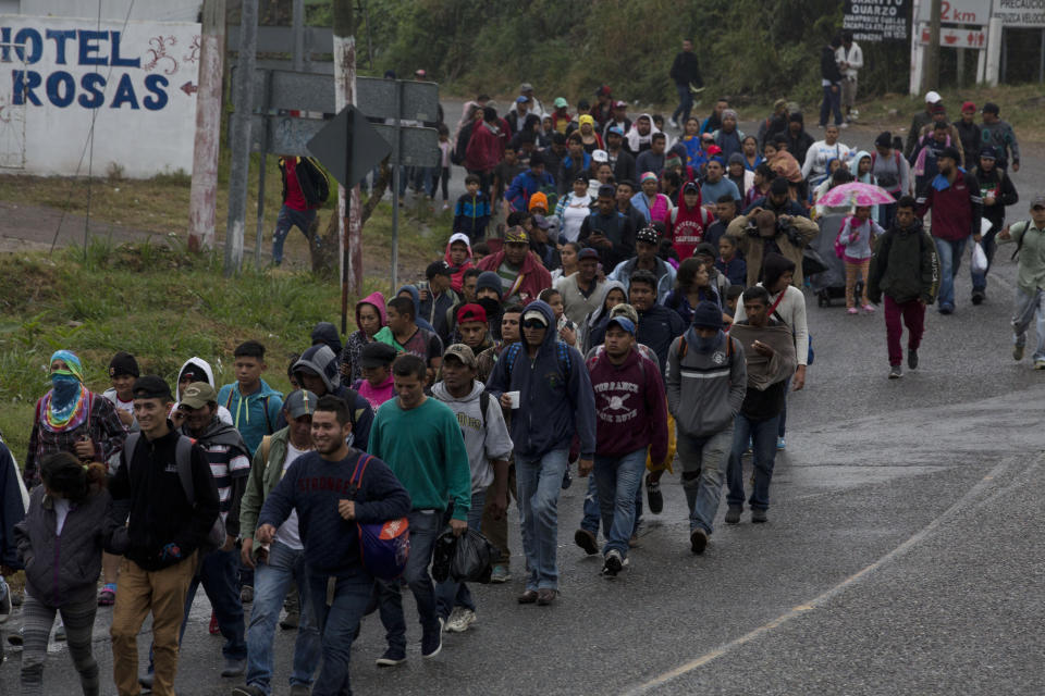 Migrantes hondureños caminan a lo largo de la carretera a través de Esquipulas, Guatemala, mientras se dirigen hacia la frontera de Estados Unidos, el miércoles 16 de enero de 2019. (AP Foto / Moisés Castillo)