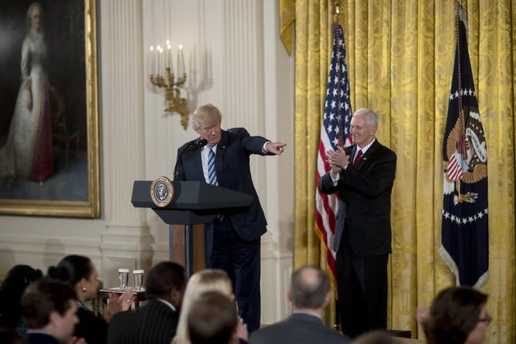 Präsident Donald Trump und Vizepräsident Mike Pence bei der Vereidigung von Mitarbeitern des Weißen Hauses (Bild: Getty Images)