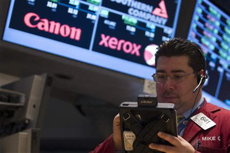 Traders work on the floor of the New York Stock Exchange, November 14, 2013. REUTERS/Brendan McDermid