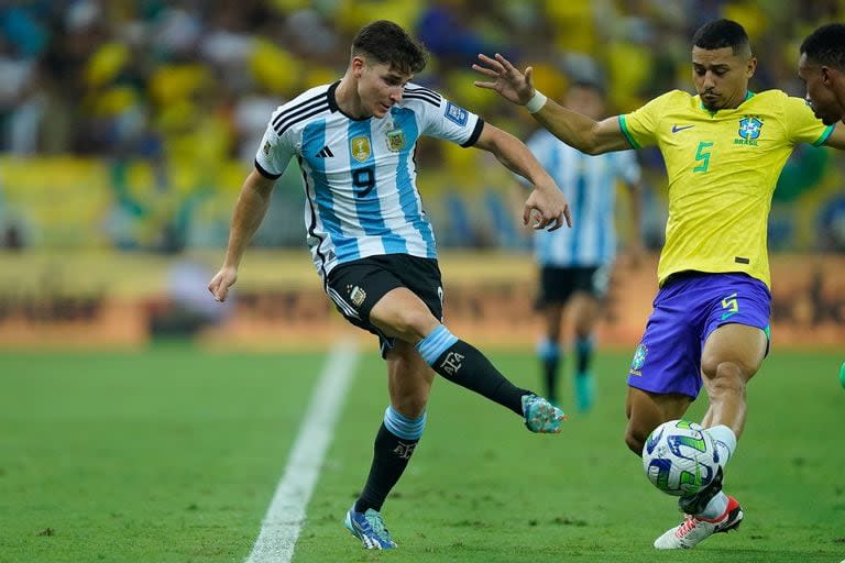 Julián Álvarez, poco participativo en el juego del seleccionado, a contramano de una característica muy propia de él.