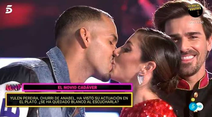 Beso Yulen y Anabel