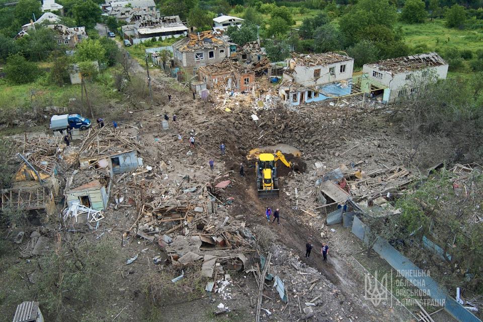 烏東頓內茨克州的克拉莫托斯克14日遭俄軍轟炸，鳥瞰照顯示民宅嚴重受損。路透社