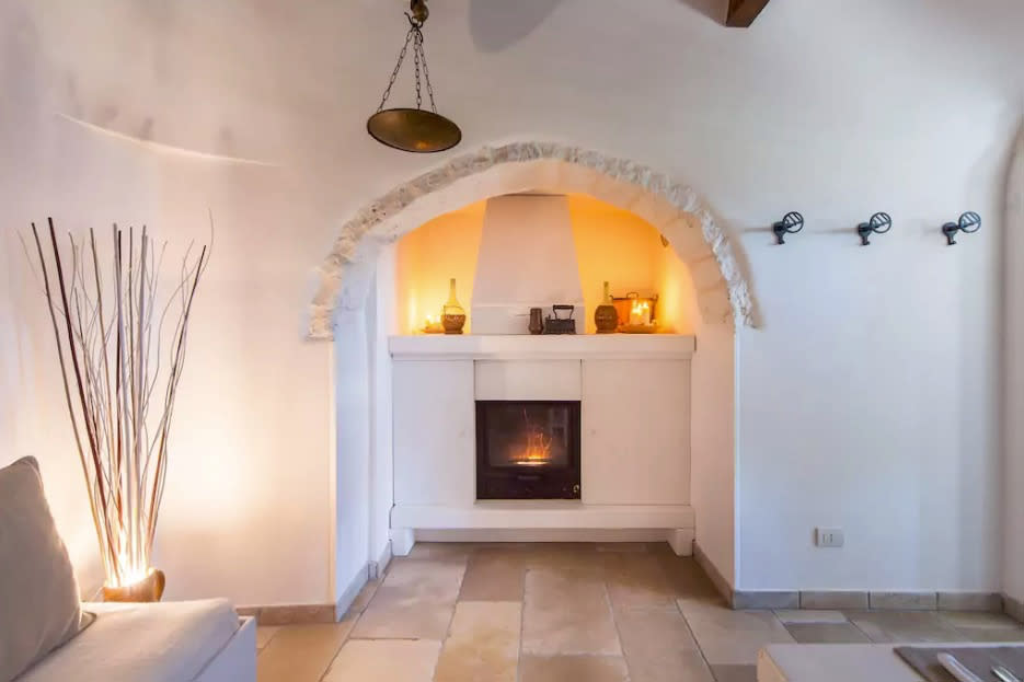 <p>Here’s another look at that fireplace. No doubt Hippolyta herself would approve.<br>(Airbnb) </p>