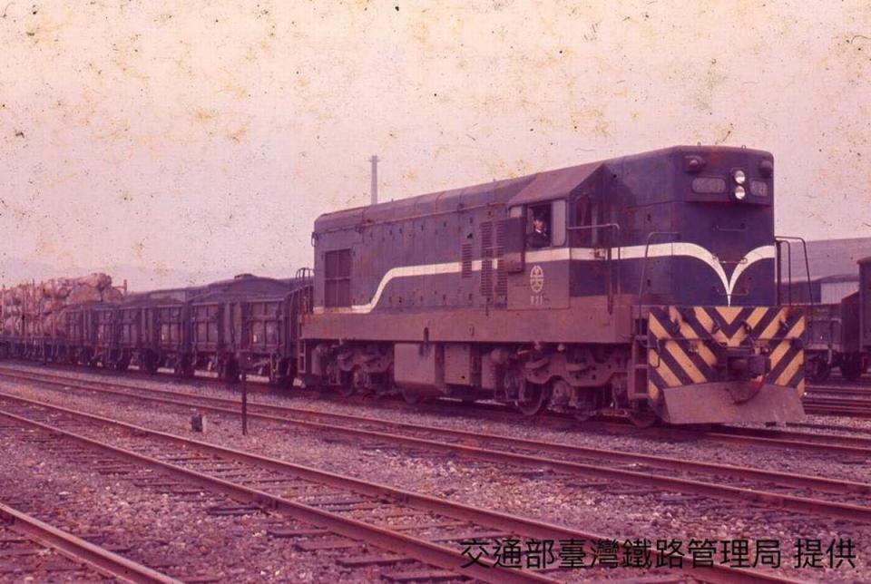 台鐵R20型柴電機車頭，是美國援外、外銷主要車種，戰後台灣經濟發展過程中鐵道客貨運輸主力，使用至今已逾60年。（圖：台鐵局／國家鐵道博物館籌備處臉書）