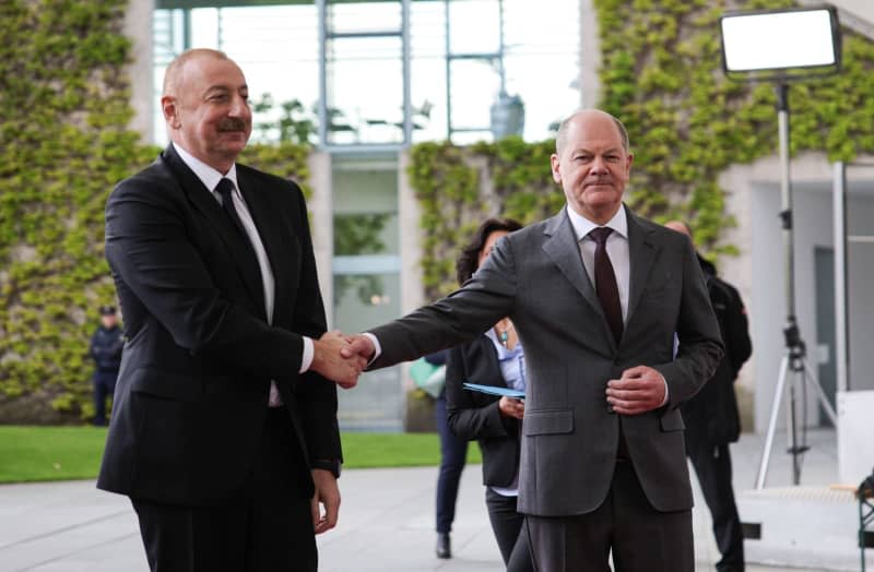 German Chancellor Olaf Scholz (R) welcomes President of Azerbaijan Ilham Aliyev in front of the Federal Chancellery. Hannes P. Albert/dpa