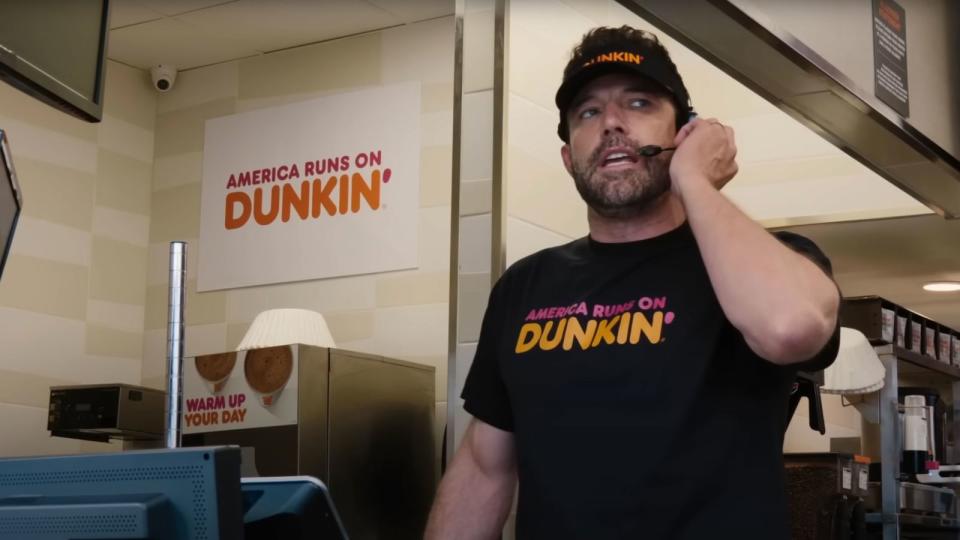 Ben Affleck apareció en un anuncio del Super Bowl el año pasado y le pagaron 10 millones de dólares por ello. (De Dunkin')