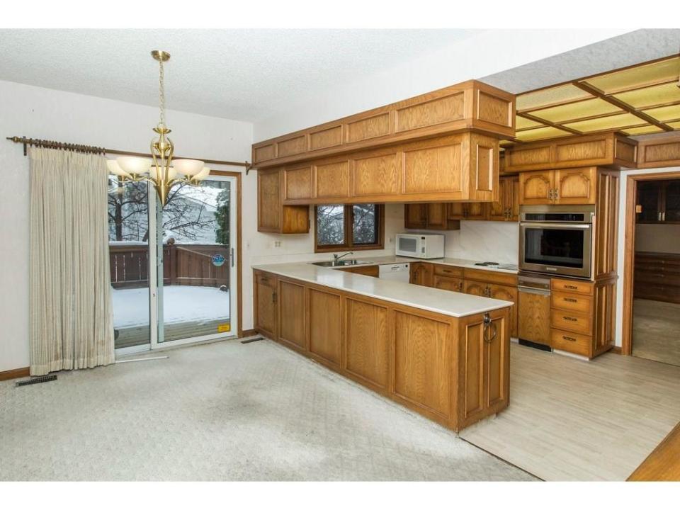 <p><span>119 Pump Hill Rd. Southwest, Calgary, Alta.</span><br> The kitchen has plenty of storage space, and a walkout to the deck.<br> (Photo: Zoocasa) </p>