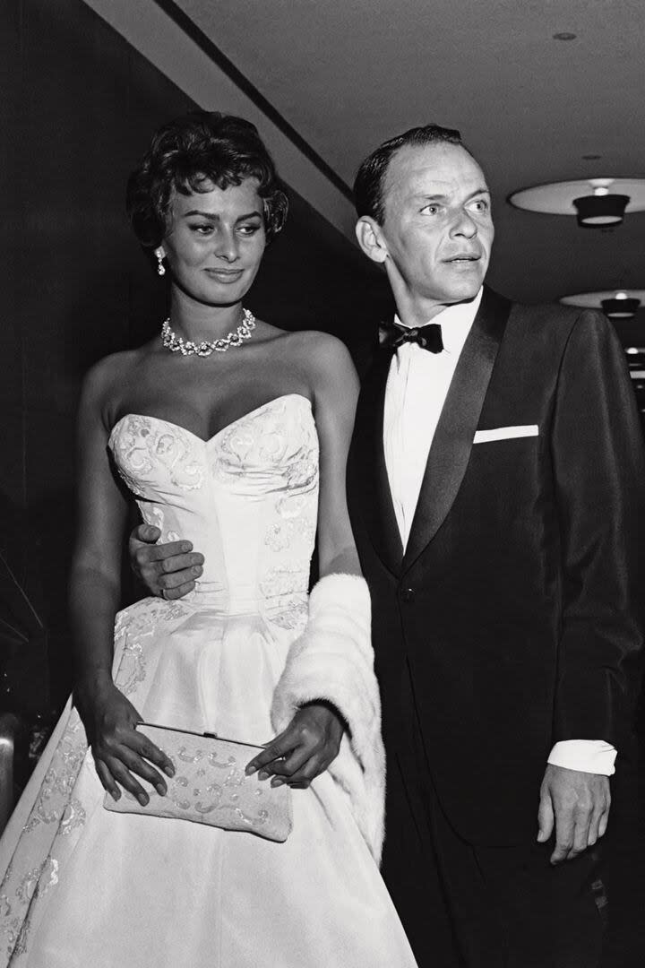 Sophia Loren junto a Frank Sinatra en Hollywood, durante el estreno de Orgullo y pasión, en junio de 1957 
(Archive Photos/Getty Images)