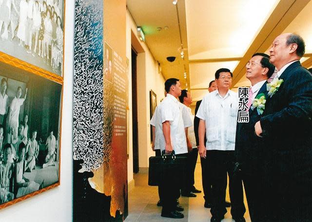 嚴雋泰夫妻舉辦畫展，時任總統陳水扁親臨賞畫時，適逢國民黨主席之爭，阿扁被媒體問支持誰？一度開玩笑稱「支持嚴雋泰。」（翻攝外交部官網）