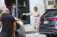 <p>La actriz y cantante fue fotografiada saliendo de un edificio en Nueva York junto a su amado <a href="https://peopleenespanol.com/tag/ben-affleck/" rel="nofollow noopener" target="_blank" data-ylk="slk:Ben Affleck;elm:context_link;itc:0;sec:content-canvas" class="link "><strong>Ben Affleck</strong></a>.</p>