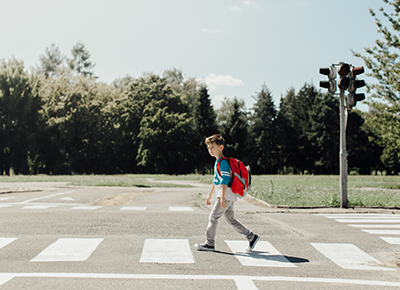 According to Experts, This Is How Old a Kid Should Be Before Crossing the  Street Alone