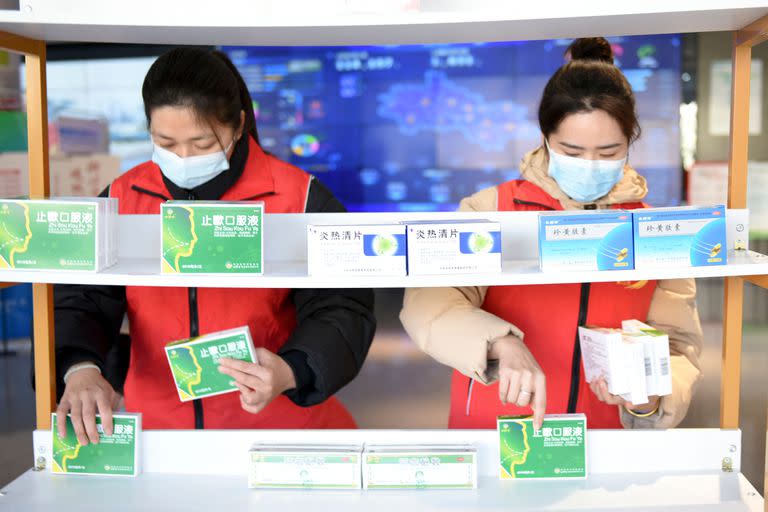 Voluntarios organizan medicamentos donados por comerciantes y residentes para que la gente los recoja de forma gratuita en un centro de servicio público en Tonglu, en la provincia oriental china de Zhejiang, el 23 de diciembre de 2022.