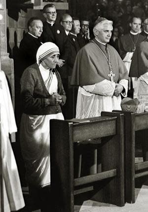 La Madre Teresa junto al cardinal Joseph Ratzinger en una foto de archivo de 1978 (KNA/AP)