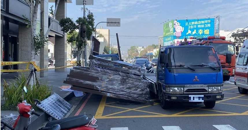 蕭姓死者站在車旁因逃避不及，遭重壓當場身亡。（圖／讀者提供）