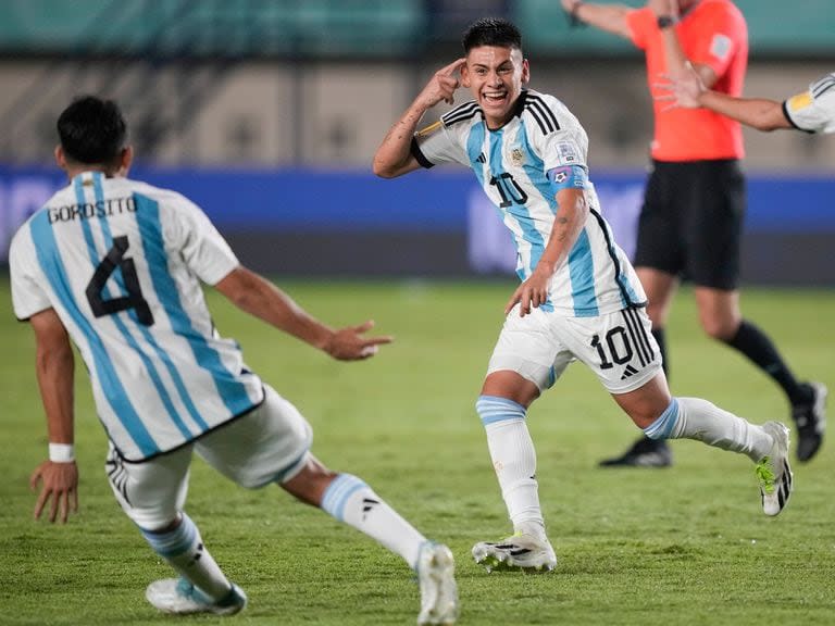 Claudio Echeverri, una de las figuras de la selección argentina sub 17, celebra un gol en el Mundial