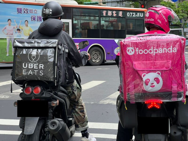 ▲外送平台Uber Eats和foodpanda統計出年度宵夜排行榜，其中台式口味的鹹酥雞最合民眾口味，是跨年宵夜場的點餐的大熱門。（圖／記者周淑萍攝）